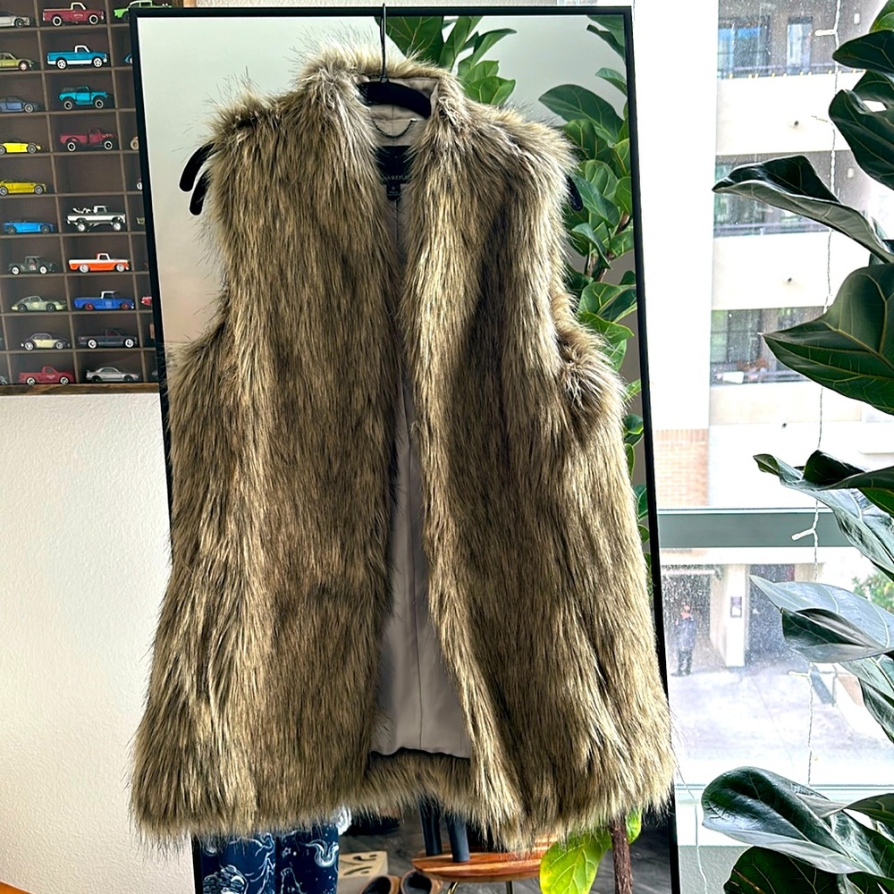 Banana Republic faux fur vest. New without tags. Size small.